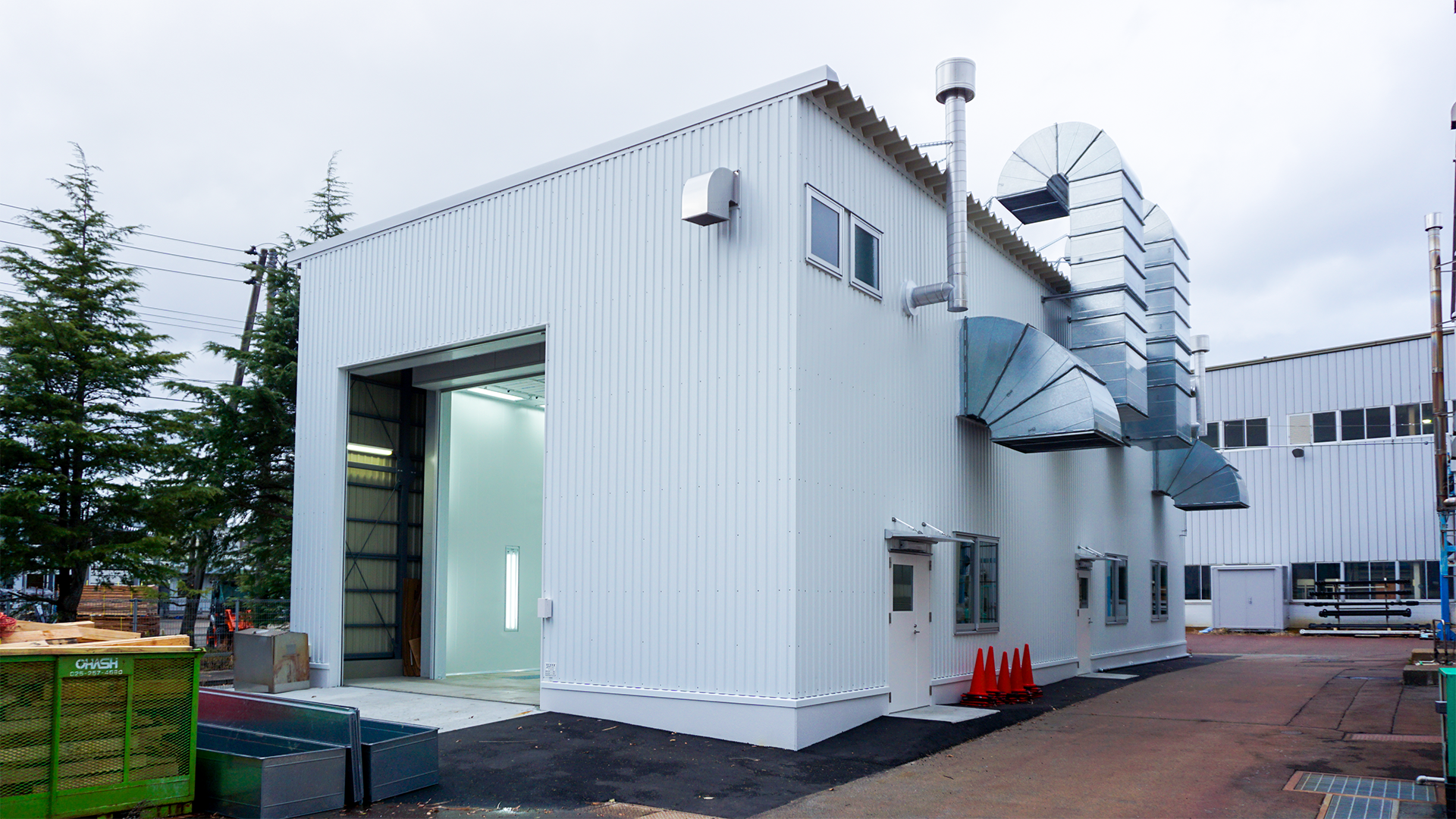 大型塗装ブースが収められた建屋