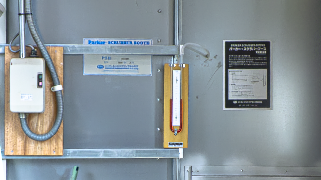 こおろぎ社内の湿式塗装ブースのサイド