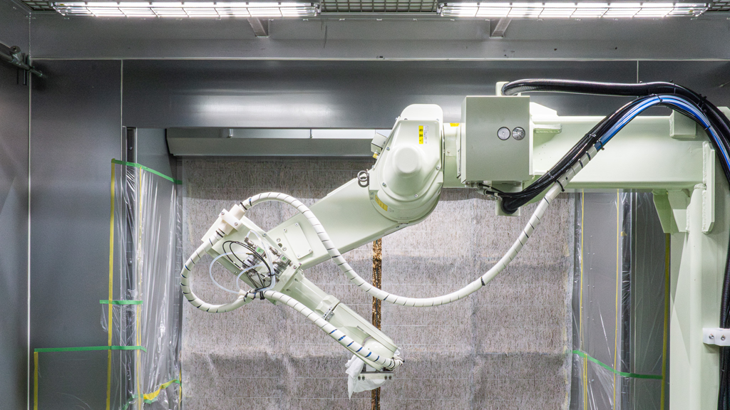 ロボットを導入した乾式塗装ブース